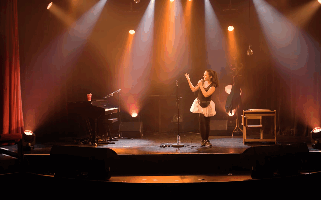 Petite Gueule : entre Arletty et les musiques urbaines, une jeune femme aux multiples talents !