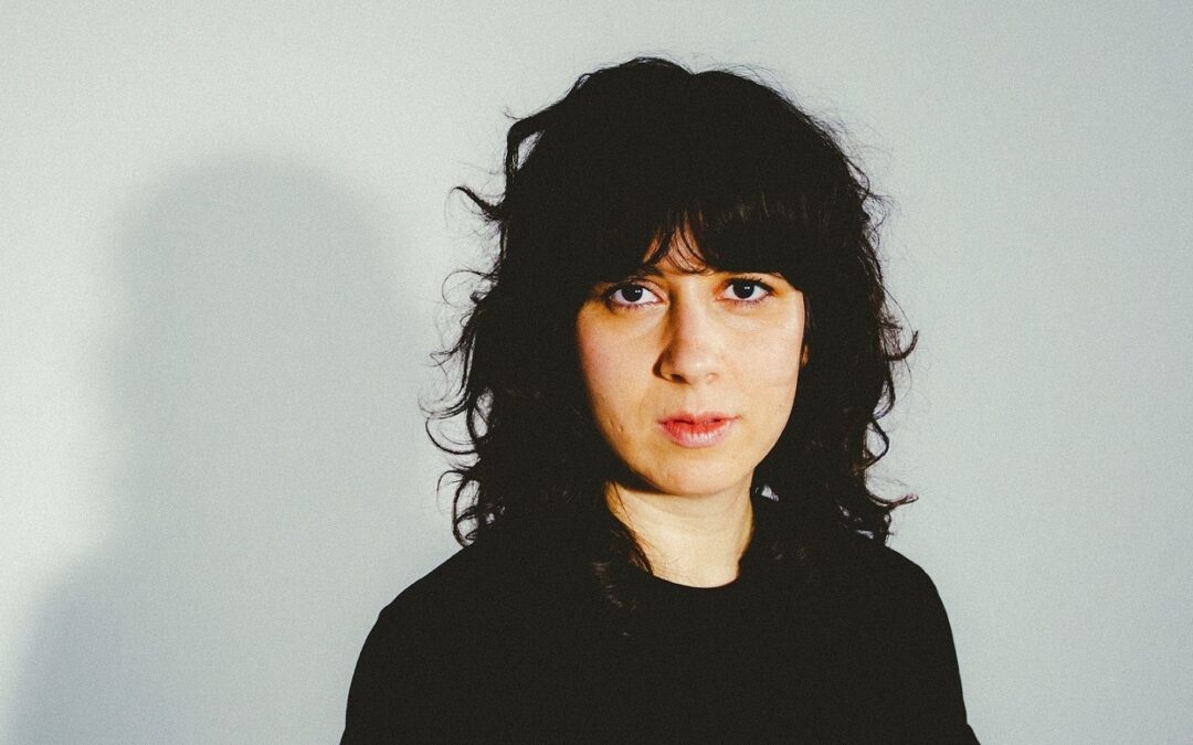 Laura Cahen assume qui elle est, tout en délicatesse.